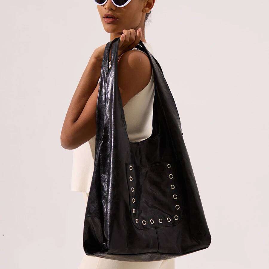 Vintage Rivet Large Capacity Women Shoulder Soft Oil Wax Pu Leather Handbags Big Tote Bags Retro Motorcycle Bag 2025