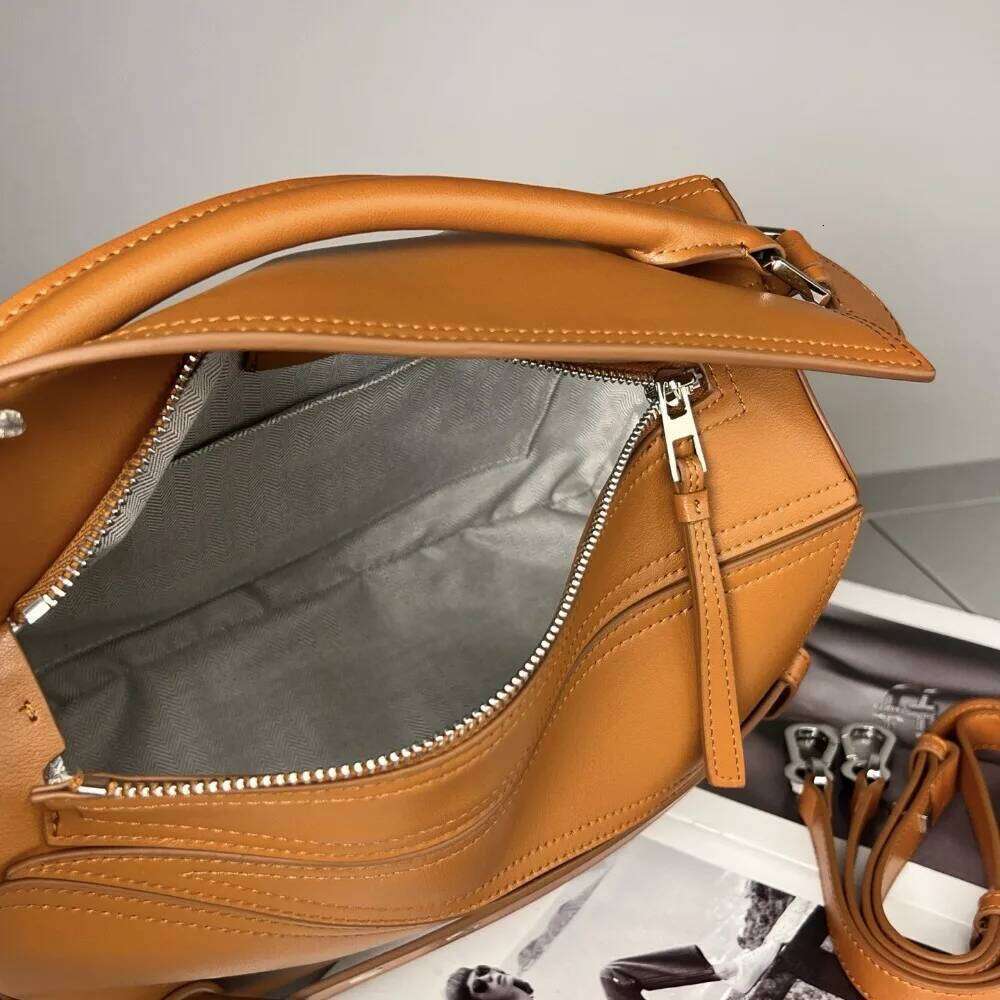 2026 New Locomotive Leather Handbag Women's Fashion Commuter Large Capacity Shoulder Messenger Bag Casual Versatile 250829