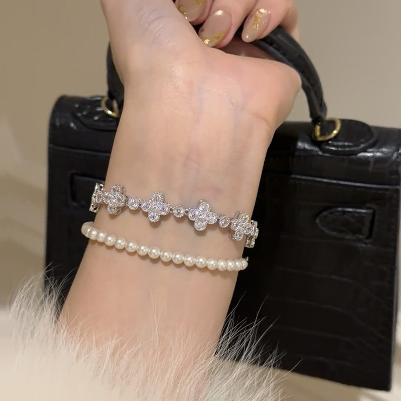 2025 New Korean Style Zircon Lucky Clover Bracelet Light High-end Fashion Commuting Versatile Women's Jewelry - view 4