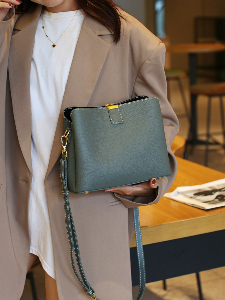 2025 shipping 3 Free new designer fashionable letter frosted bowg Niche bag hand-held single shoulder diagonal cross bag brown