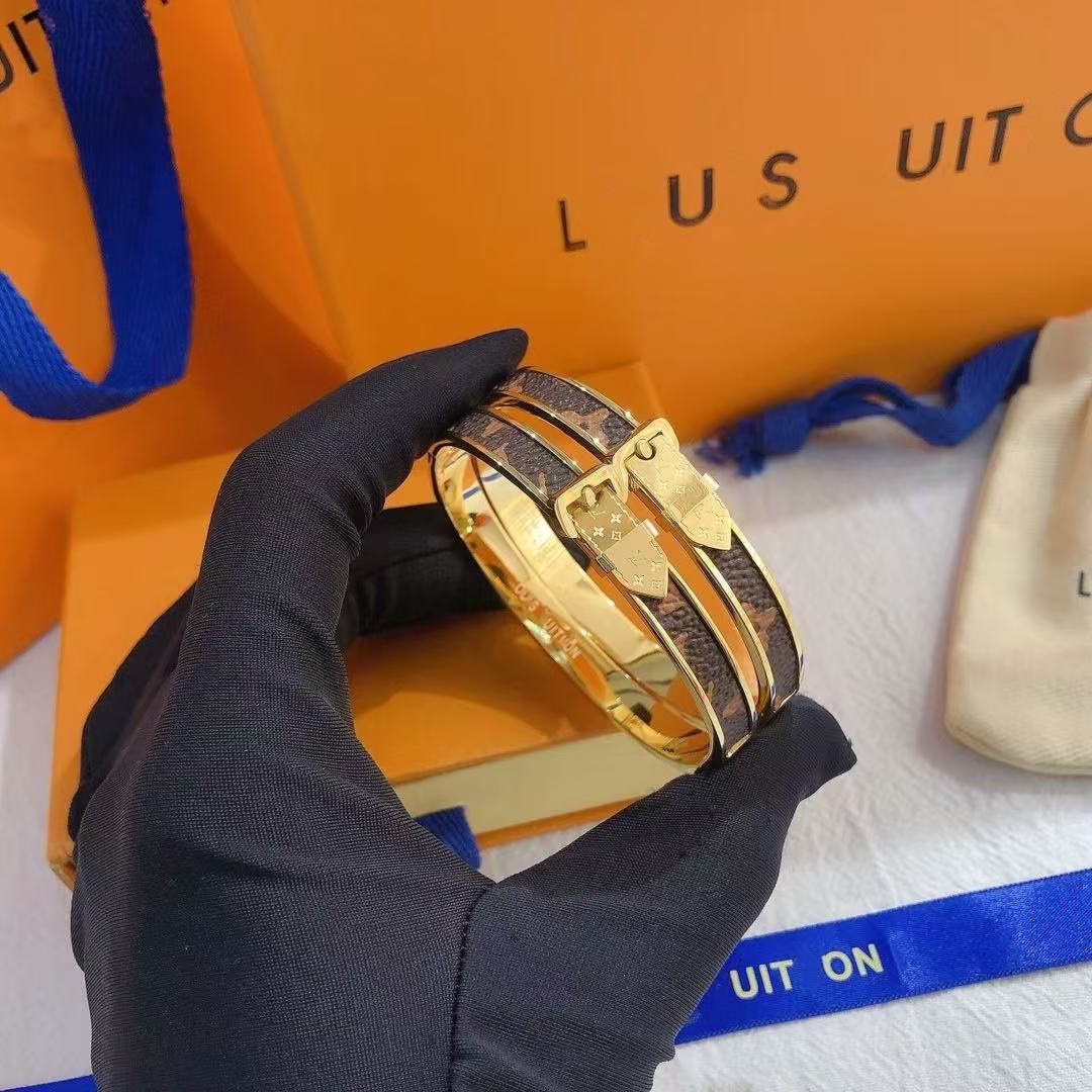 Luxury jewlery designer for women plated silver metal buckle love braceletes leather letter braclet bangle designer bracelet designer bracelet women