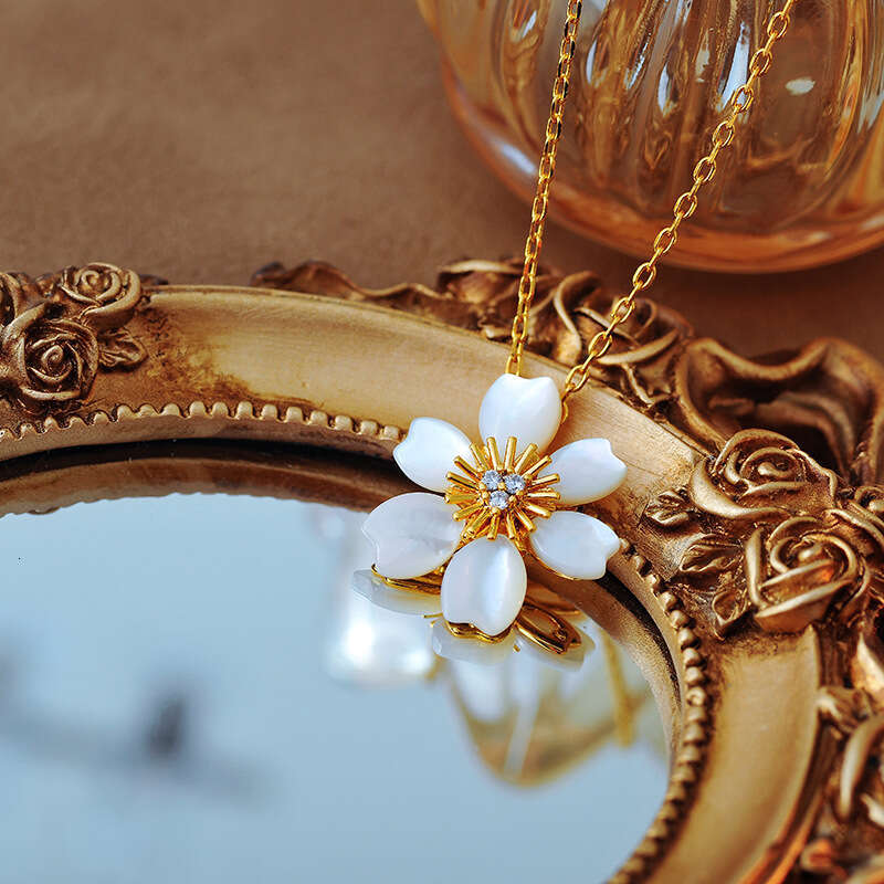 New White Shell Daisy Pendant Gold-Plated Suower Mother-of-Pearl Flower Collarbone Chain for Women