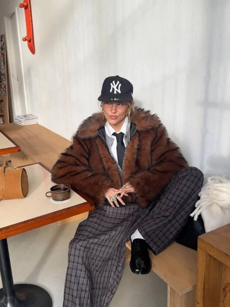 Women Chic Lapel Fur Jacket Casual Long Sleeve Loose Short Zipper Outerwear Fashion 2025 Winter New Highstreet Lady Daily Outfit