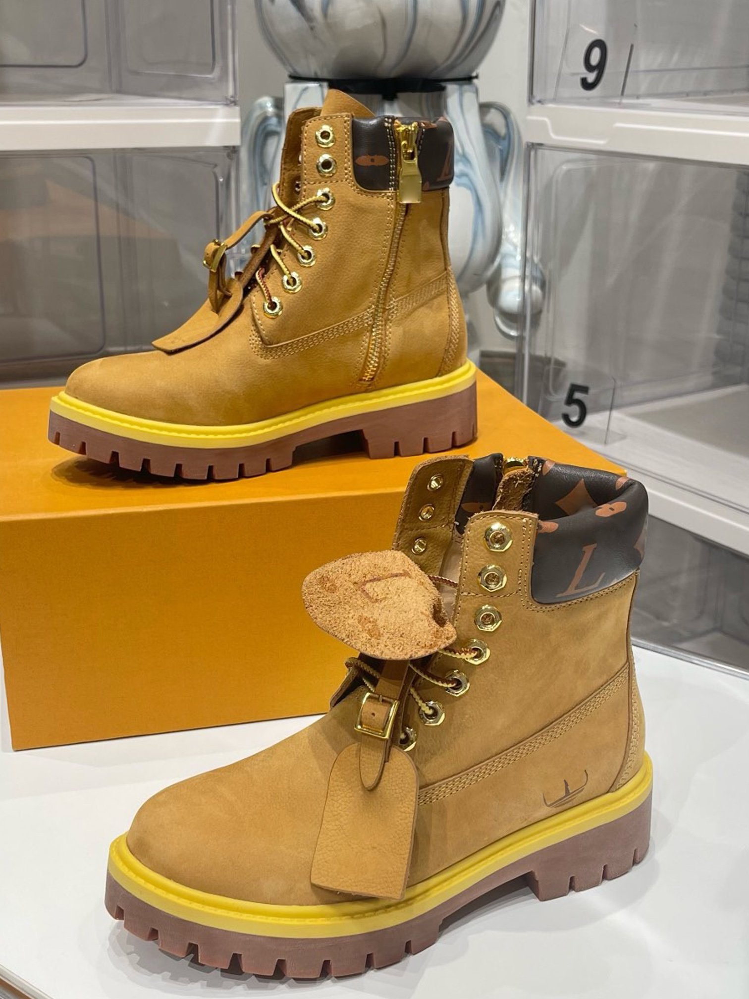 Couple style ankle boots Men Women Zipper Style Martin Boots with embossed waterproof suede and cowhide leather 6-inch boot shapeAmerican workwear style