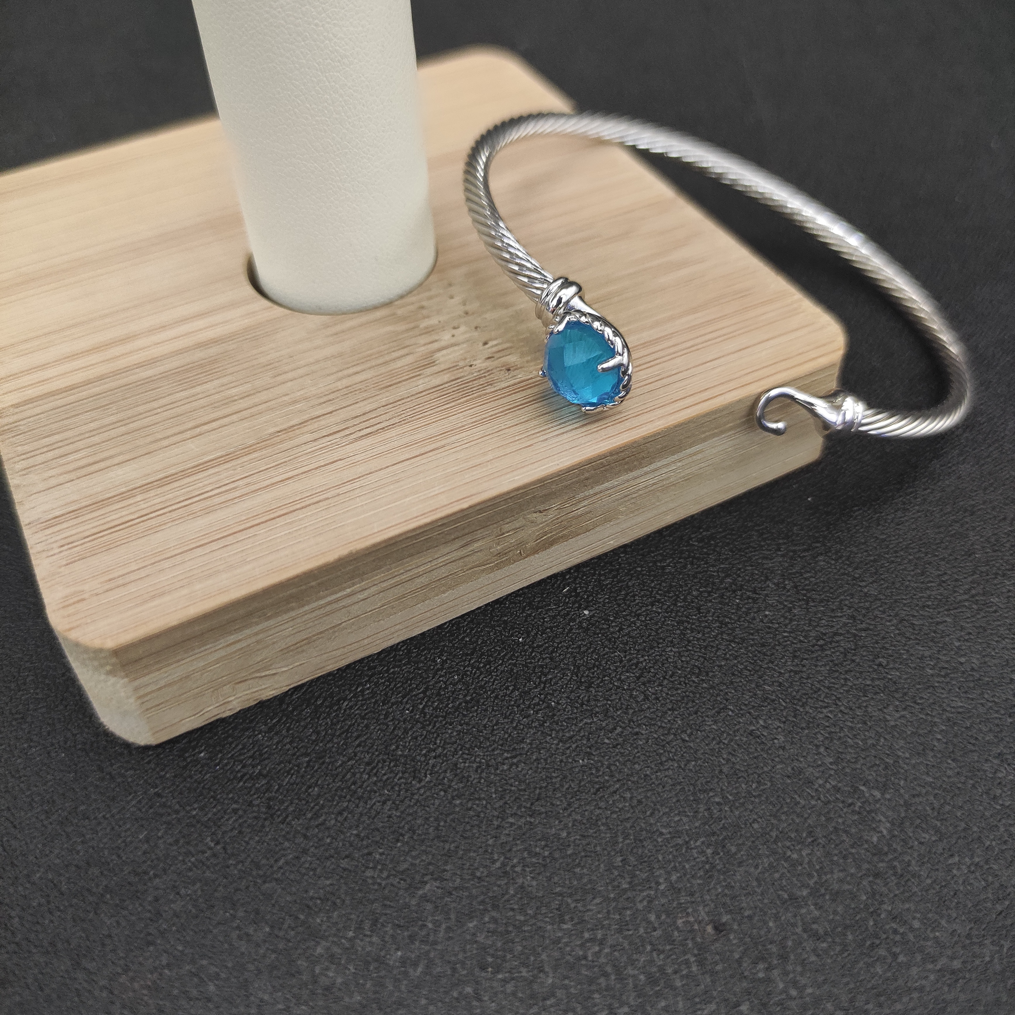 Classic 3mm Cable Pearl Bracelets With Hoop Clasps - Available In Four Designer Luxury Jewelry David & Two Sizes 17/19 Cm Blue Dia Shiny Valentine DY 