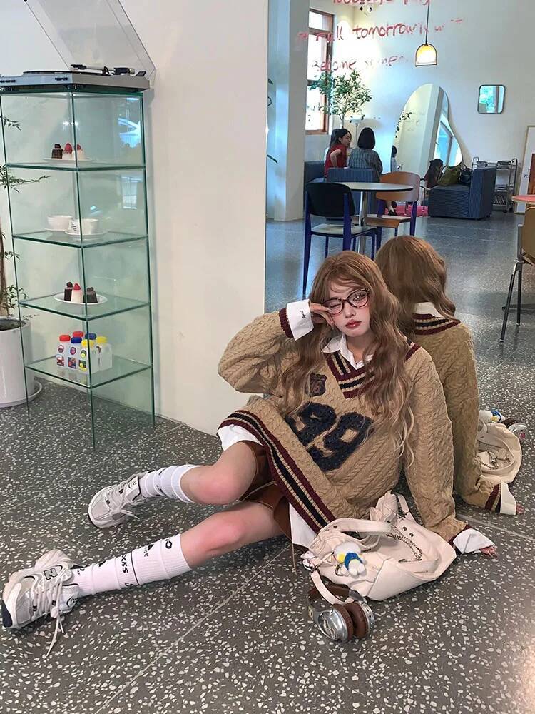 2025 letter printed loose sweater women's fashion trend design V-neck design straight top autumn and winter elegant pullover new designer clothin