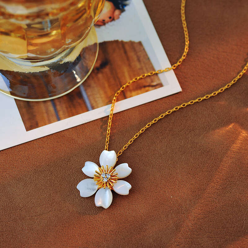 New White Shell Daisy Pendant Gold-Plated Suower Mother-of-Pearl Flower Collarbone Chain for Women