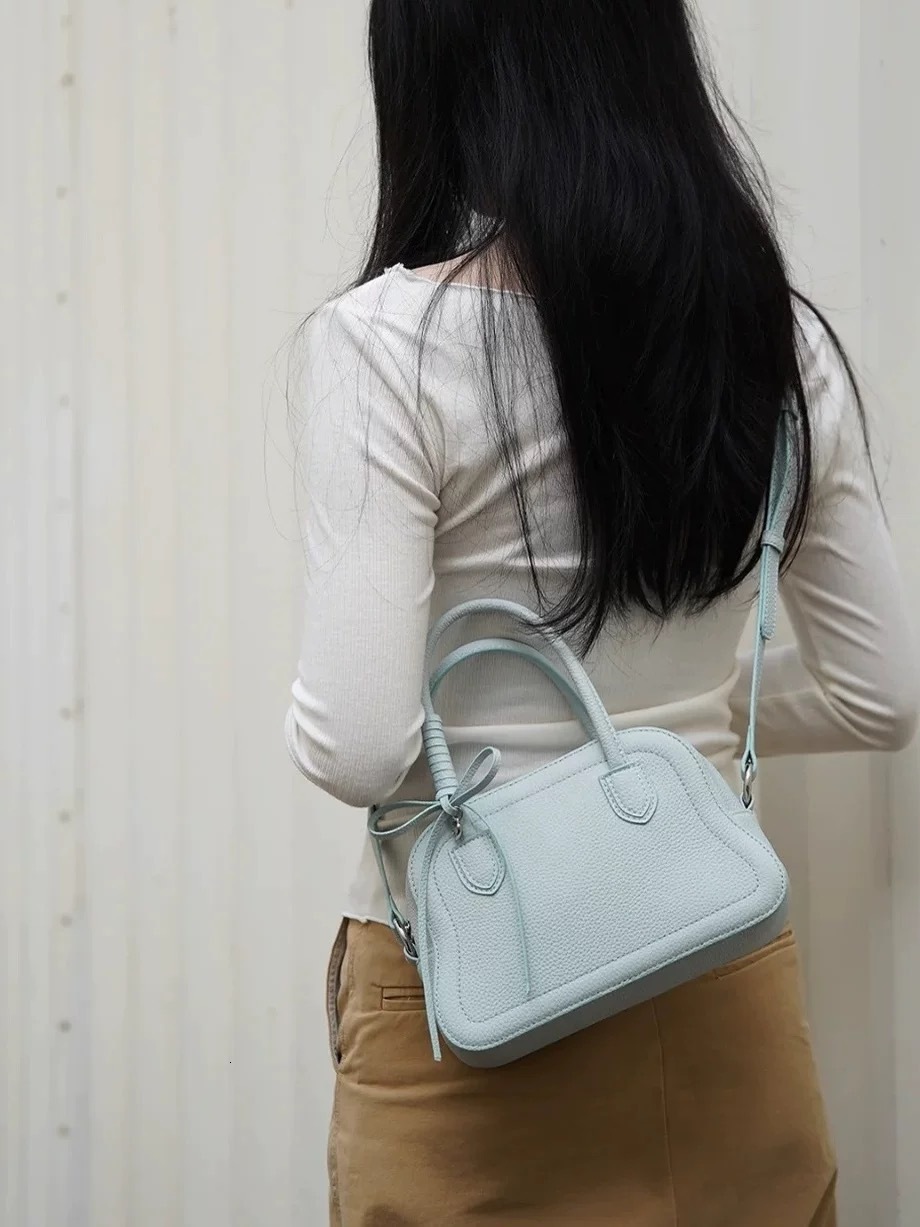 2025 bag autumn new handbag, light luxury fashion, Korean style versatile, simple and niche design, women's shoulder bag designer bag