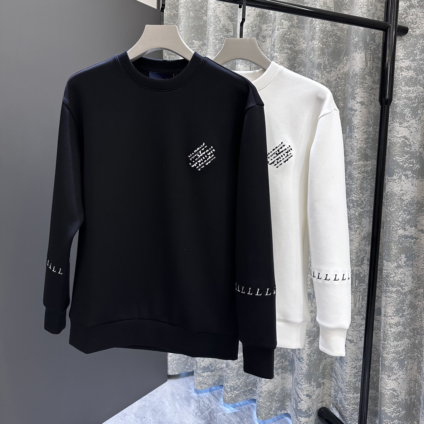 High quality designer men's T-shirt and polo shirt men's T-shirt fashionable and versatile classic printed long sleeved black and white round neck sweatshirt
