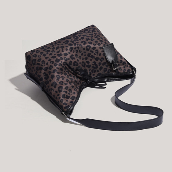 New Leopard Print Large Capacity Commuting Bag Retro Style Women's Shoulder Bag Underarm Women's Crossbody Bag design Autumn New Designer Ba
