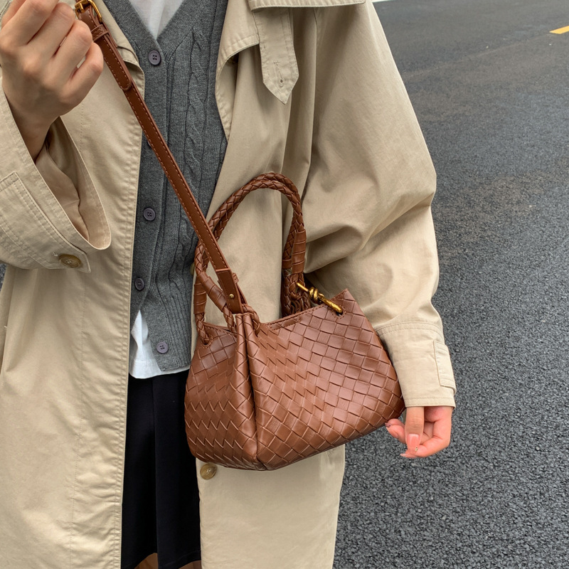 Luxury Brand Designer Bag High-End Niche Bag For Women, Autumn/Winter 2025 New Versatile Fashion Crossbody Bag, Korean Style Handheld Quilted Bucket B