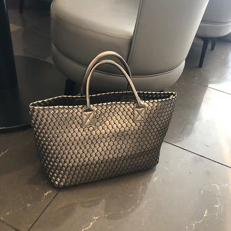 2025 new collection Hand Woven Handbag New Large Capacity Travel Bag For Women Shoulder Bag Autumn New Designer Bag Solid Color Simple Tote Bag