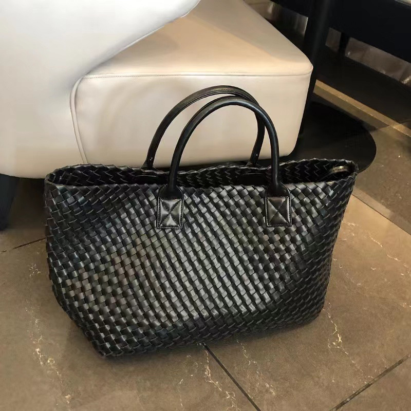 2025 new collection Hand Woven Handbag New Large Capacity Travel Bag For Women Shoulder Bag Autumn New Designer Bag Solid Color Simple Tote Bag