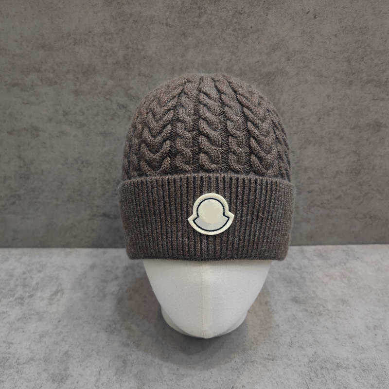 Autumn Winter Knitted Hat M Brand Cable Knit Beanie Simple Version Warm Pullover Yarn Hat L250908 2TF0R