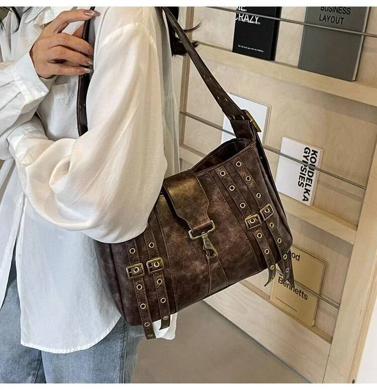 2025 new collection Fashion handbag autumn new retro style designer bag women's shoulder bag new pure leather rock pattern women's crossbody