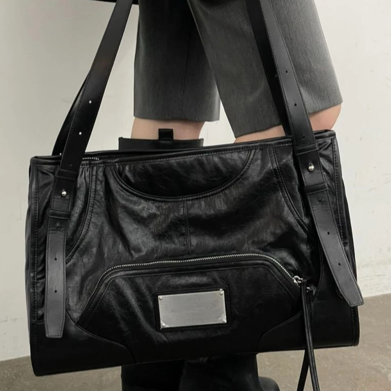 Retro Shiny Pleated Leather Handbag Spicy design Girl Y2K Women's Shoulder Bag Solid Color Simple Armpit Tote Bag 2025 Autumn New Designer Bag