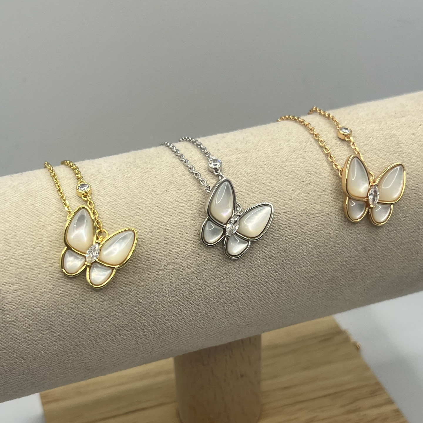 Fashion Designer Necklace Luxury Leaf Clover Butterfly Necklace Women Mother Of Pearl Pendant golds silver rose gold Chain Plated Gold Necklace Classic Jewelrys