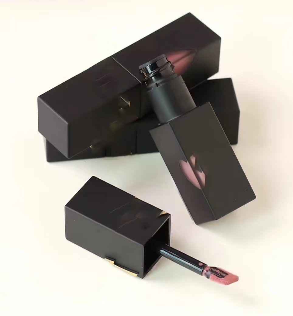 9 Color Lip Gloss Relief Black Tube Heart-shaped Velvet Matte Lip Gloss Long Lasting 234 # 236 # Makeup High Quality