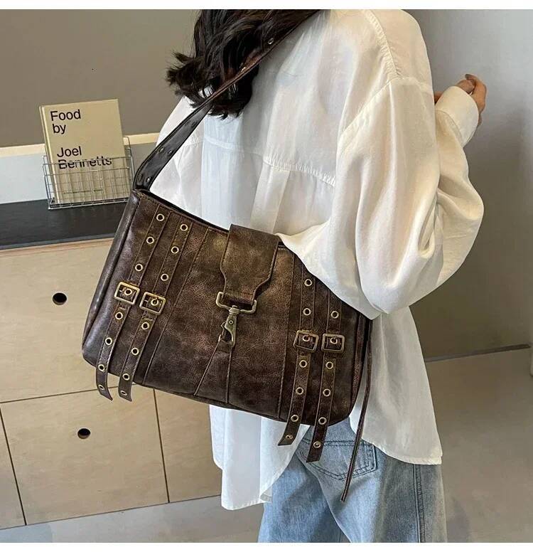 2025 new collection Fashion handbag autumn new retro style designer bag women's shoulder bag new pure leather rock pattern women's crossbody