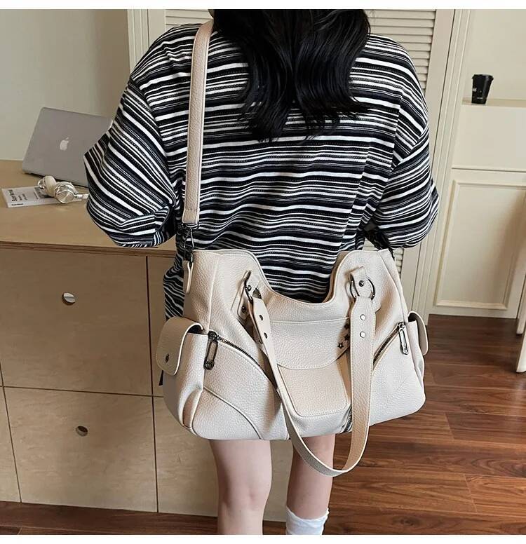 2025 new collection Decorative Star Studded Retro Style Spicy Girl Handbag Fashionable Commuting Women's Shoulder Bag Autumn New Designer Short D