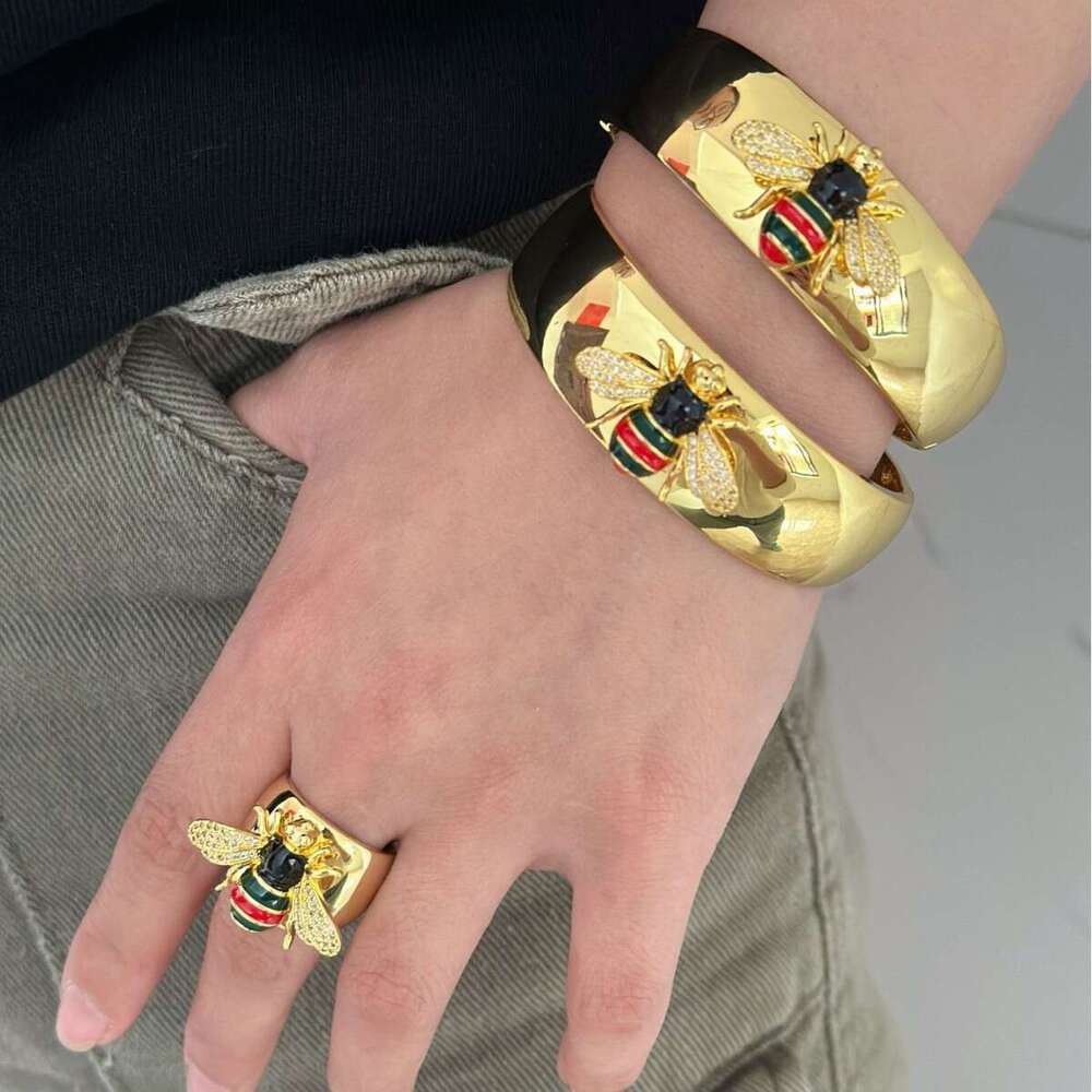 New Gold Tone Hot Selling Designer Bracelet For Women Balloon Thickened Non Fading Gold Bee Inlaid Diamond Bracelet Retro Fashion Exquisite Luxury Bra