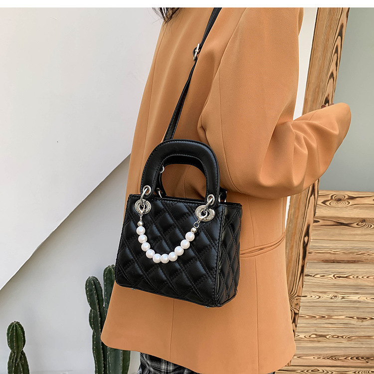 French Niche Women's Shoulder Bag New Fashionable Quilted Pearl Handbag Autumn New Designer Bag Checkered Women's design Crossbody Bag