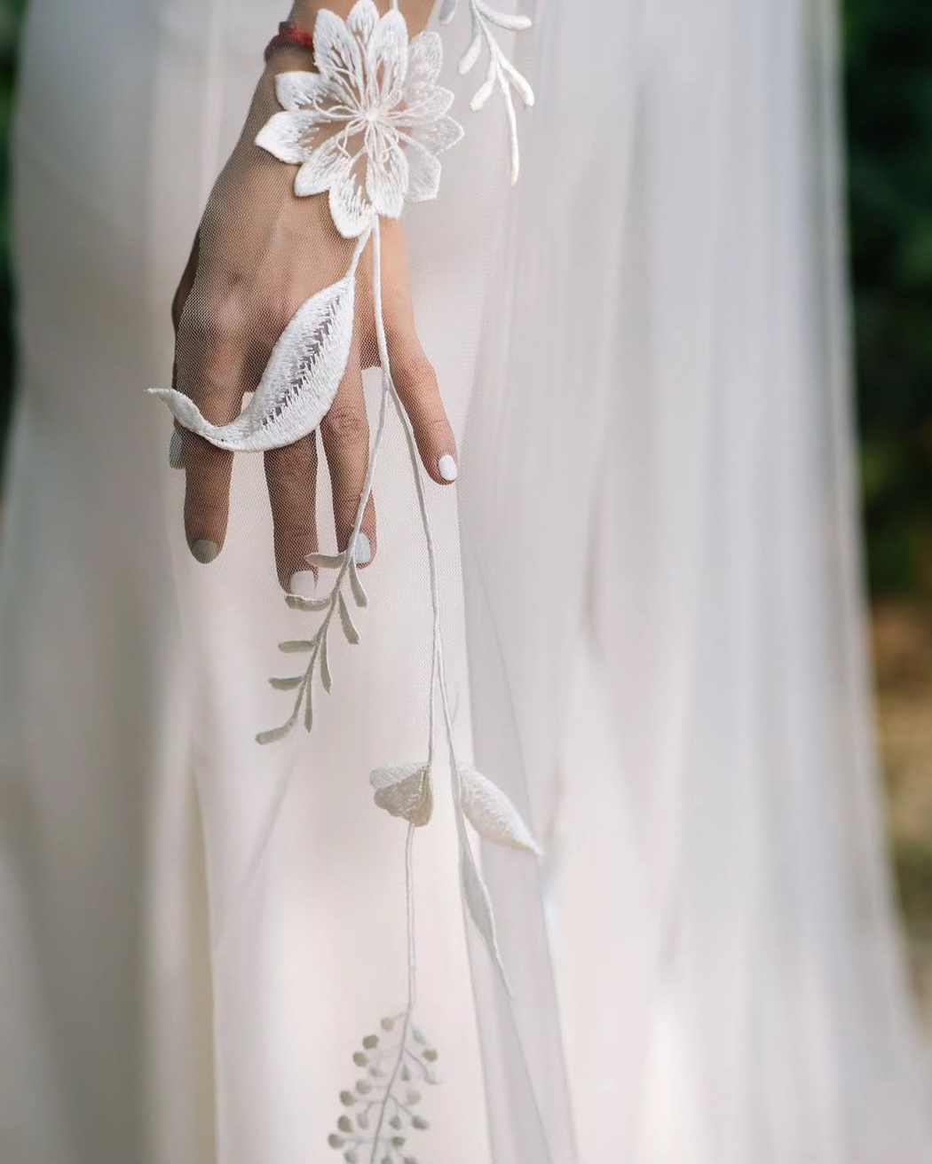 Elegant Appliques Wedding Veils Embroidery Long Length Bride Hoodie Customized Wedding Accessories Wraps