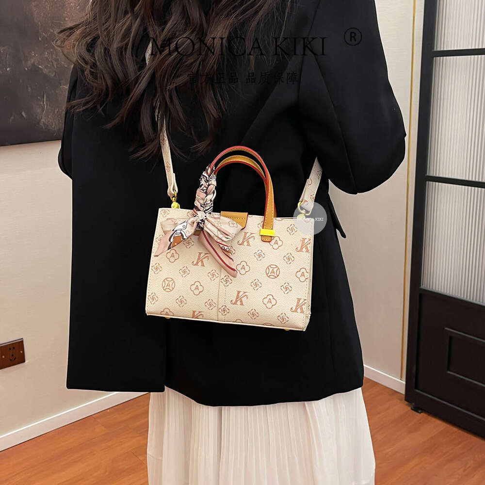 Presbyopic Monica Qiqi Application Handheld Large Capacity Tote Handbag For Women 2025 New Trendy Versatile Commuting