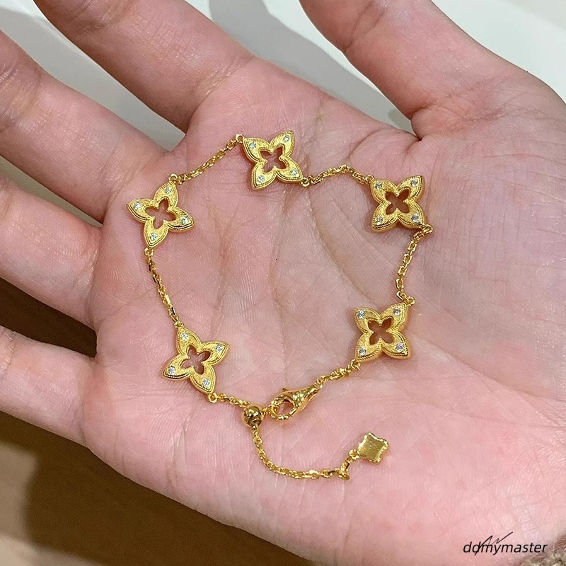 2025 New Retro Hollowed-Out Brushed Four-Leaf Clover Bracelet Designer Jewelry Wedding Ring Fashionable Elegant Simple And High-End Collarbone Chain d