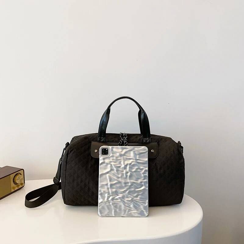 2025 new collection Portable Travel Handbag Nylon Waterproof Sports And Fitness Handbag Women's Large Capacity Storage Autumn New Designer Bag Tr