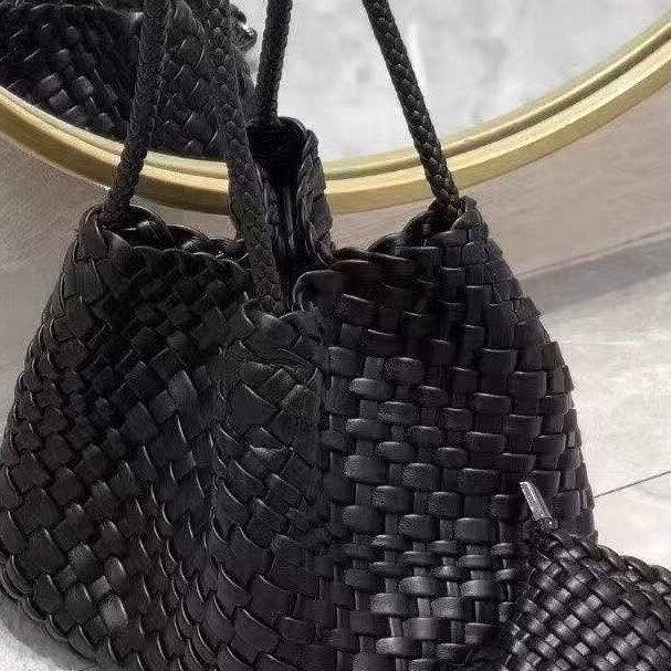 2025 new collection New Women's Shoulder Bag Dice Exquisite Small Handbag Water Bucket Foreskin Leather Weaving Niche Autumn New Designer Bag
