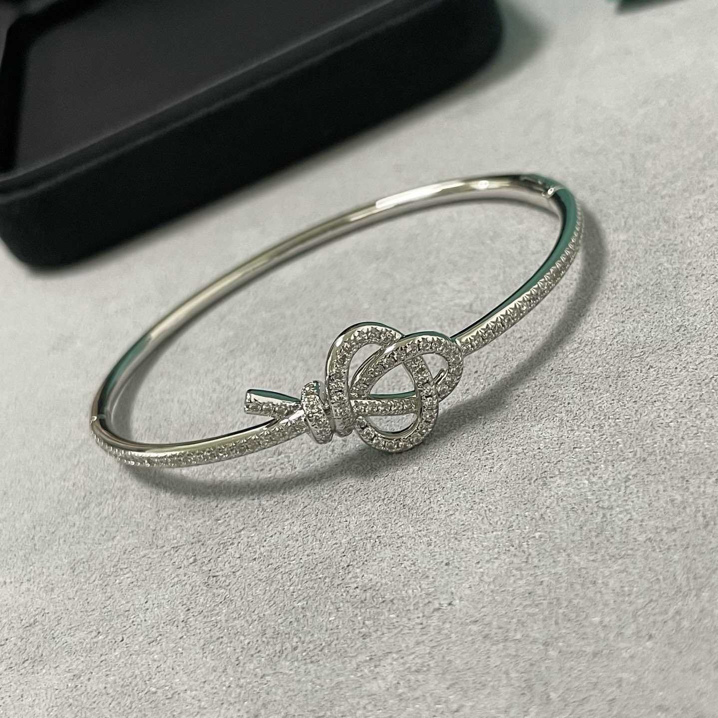 V gold plated mithril. Full diamond keychain. Handcrafted with high diamonds, hollow knot bracelet S250909
