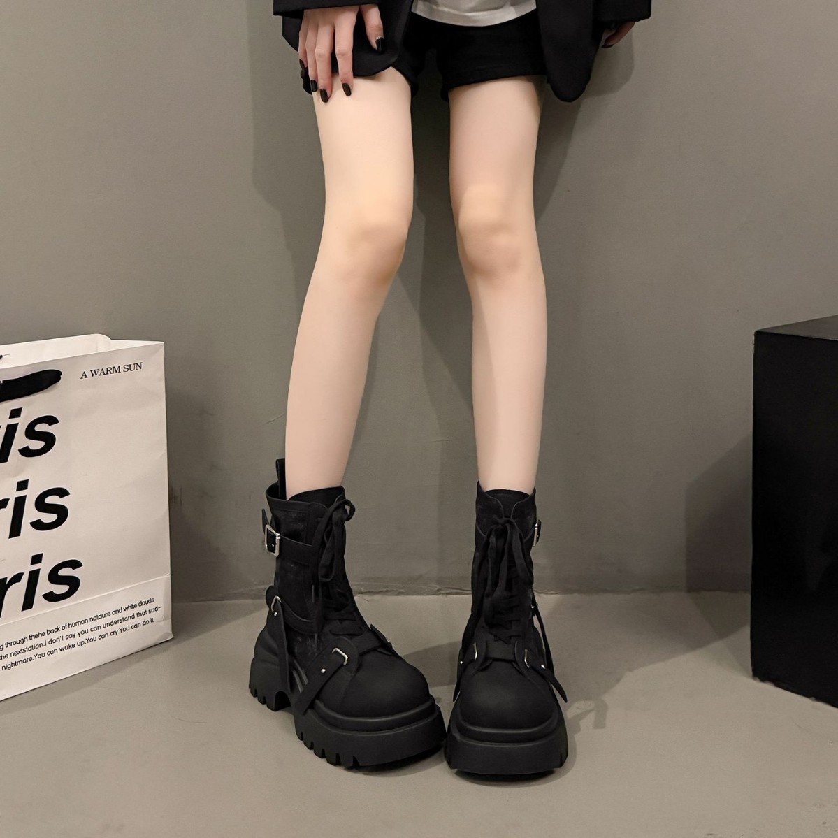 Free delivery designer shoes Ladies' Martin boots Minimalist and fashionable Martin boots with a grand atmosphere