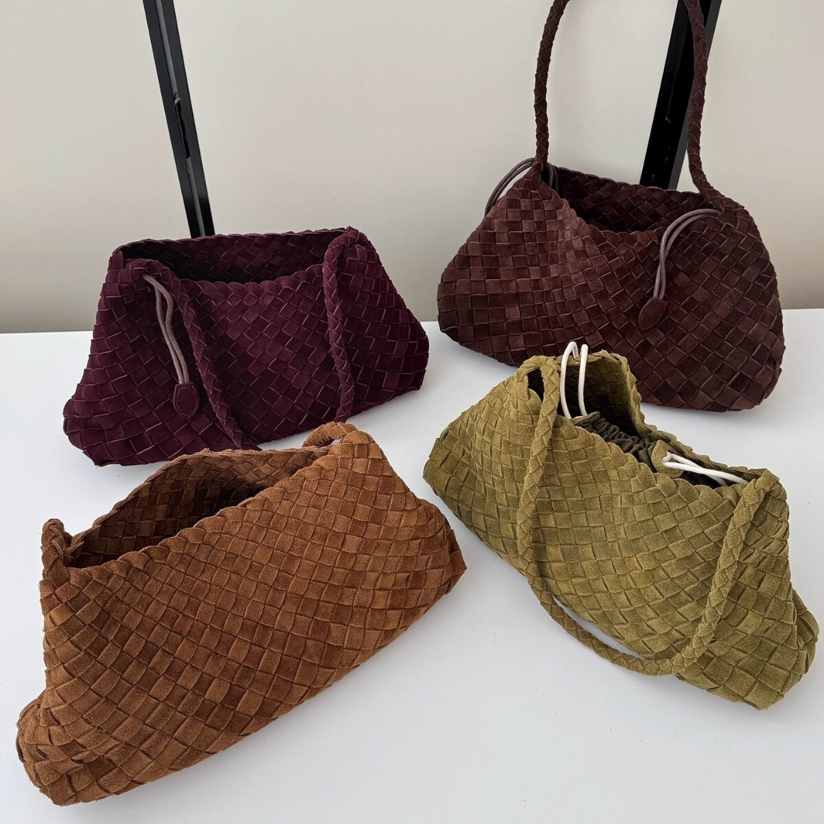 Suede Leather Hand Woven Bag Armpit Bag Hand-held Women's Shoulder Bag design Autumn New Style Simple Style Solid Color Designer Bag Handbag