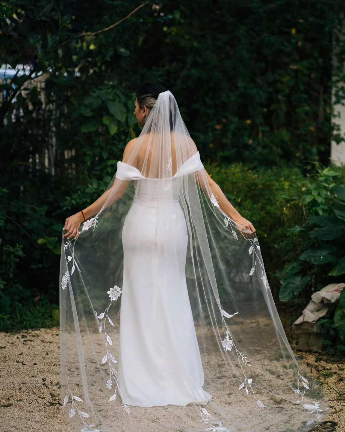 Elegant Appliques Wedding Veils Embroidery Long Length Bride Hoodie Customized Wedding Accessories Wraps