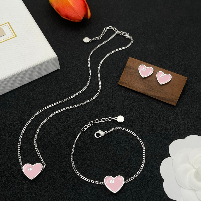 Designer Heart-shaped Necklace Earrings and Bracelet Jewelry Set Enamel Heart Pattern Simple Everyday Accessories Designer Gift