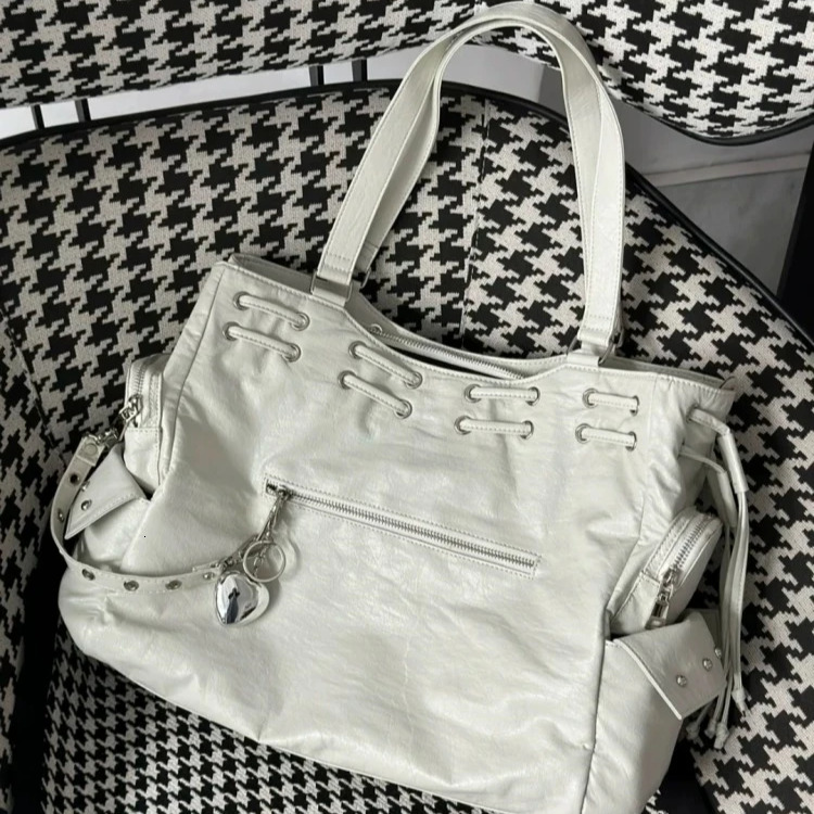 2025 new collection Vintage Style Large Capacity Handbag Versatile Commuting Bag Fashionable Short Distance Travel Bag Autumn New Designer Women'