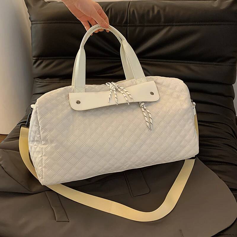 2025 new collection Portable Travel Handbag Nylon Waterproof Sports And Fitness Handbag Women's Large Capacity Storage Autumn New Designer Bag Tr