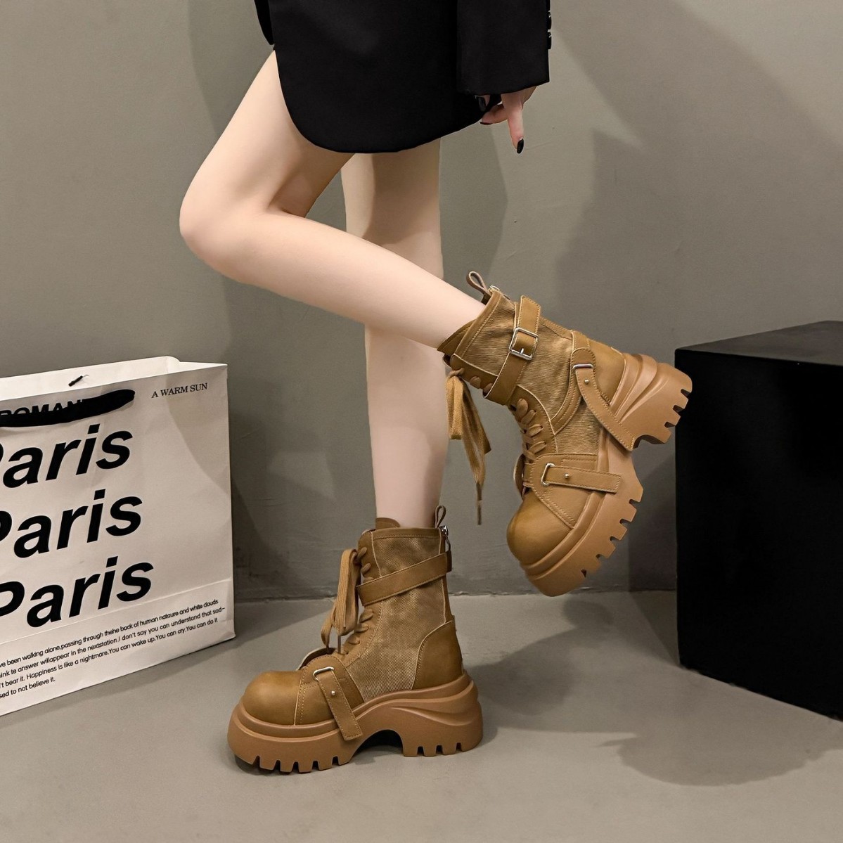 Free delivery designer shoes Ladies' Martin boots Minimalist and fashionable Martin boots with a grand atmosphere