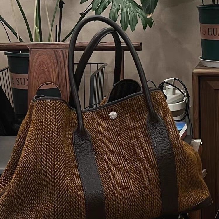 Large Capacity Niche Women's Shoulder Bag New Fashionable And Elegant Style Simple Underarm Tote design Bag Autumn New Designer Bag