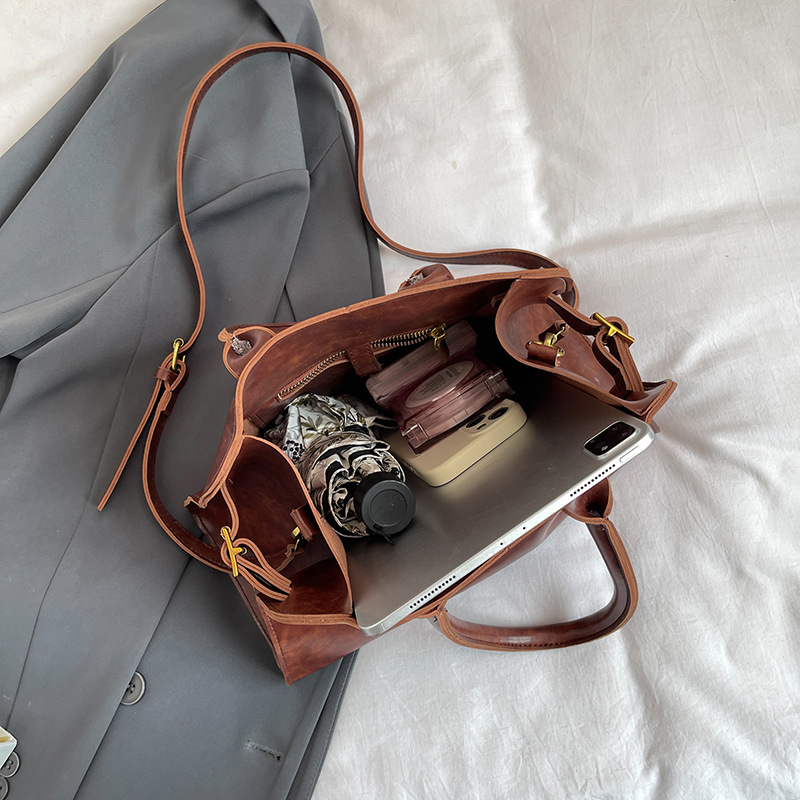 Designer bag free shipping hot Light luxury outdoor casual flap bag versatile classic fashion vintage high-capacity shoulder bag for woman