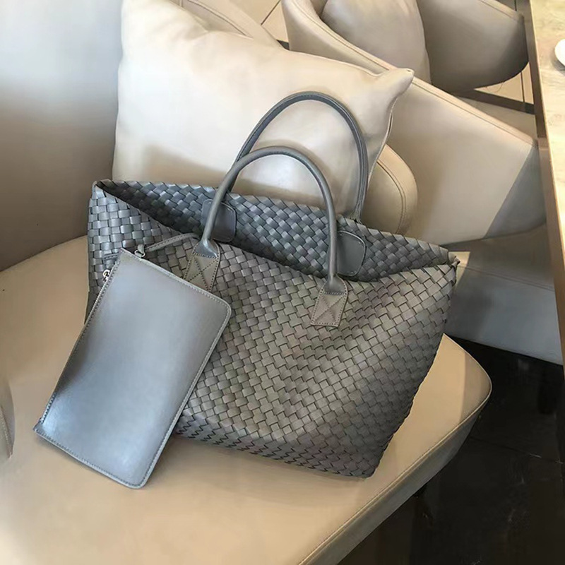 2025 new collection Hand Woven Handbag New Large Capacity Travel Bag For Women Shoulder Bag Autumn New Designer Bag Solid Color Simple Tote Bag