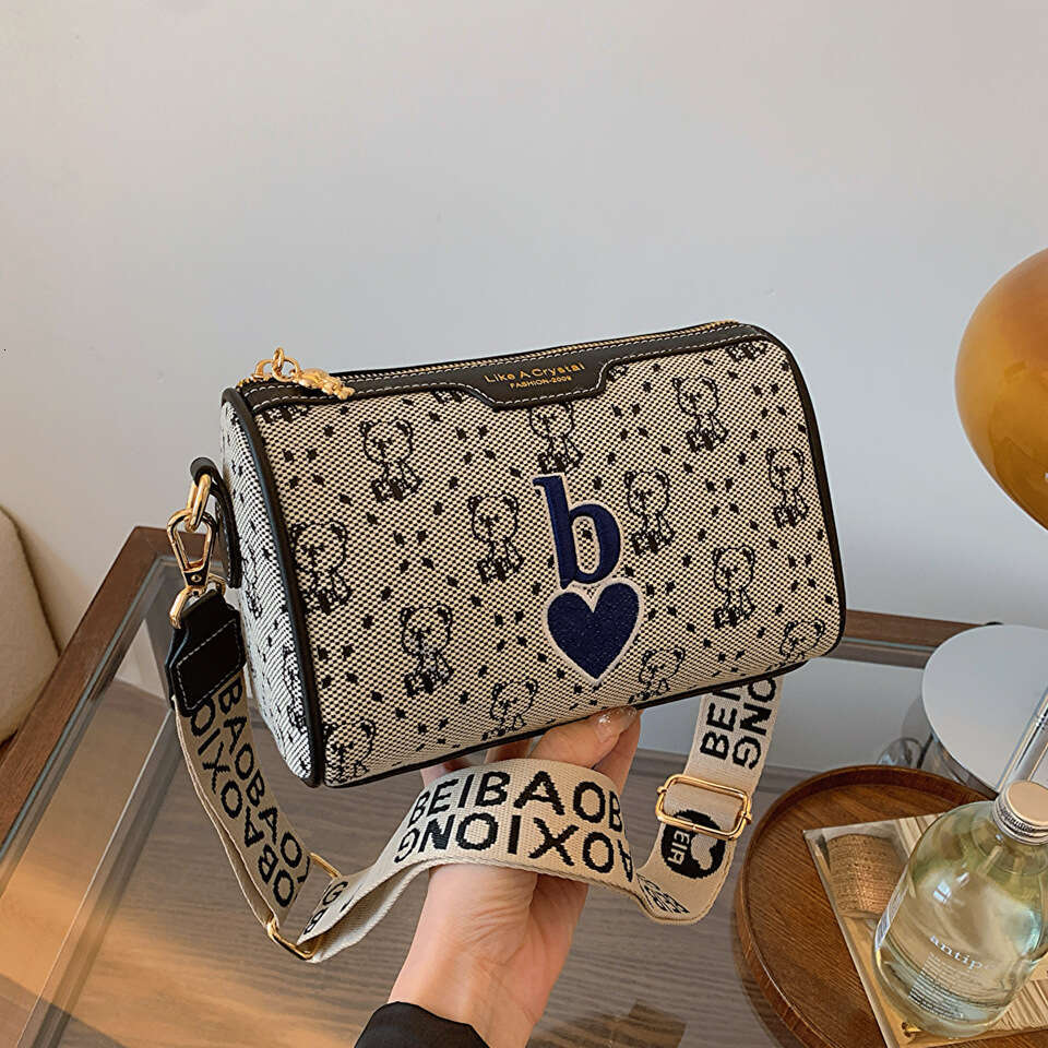 New Beibao 2024 Trendy Fashion Versatile Women's High-End Pillow Bag Single Shoulder Crossbody