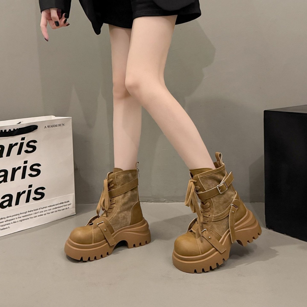 Free delivery designer shoes Ladies' Martin boots Minimalist and fashionable Martin boots with a grand atmosphere