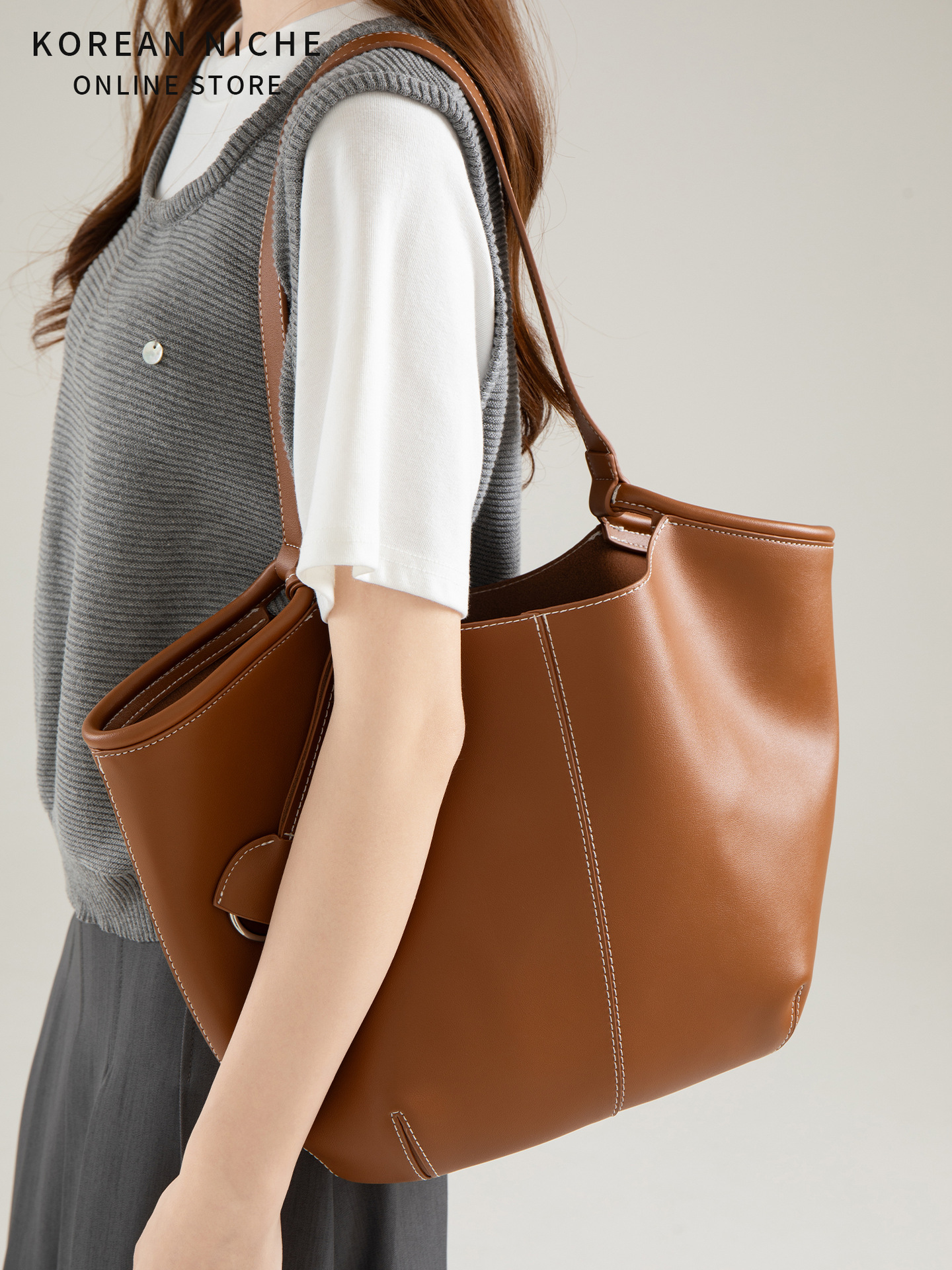 designer bag 2025 Summer Style Large Capacity Tote Bag for Women Retro High-Grade Texture Commuting Fashionable Versatile Single-Shoulder Handbag momm