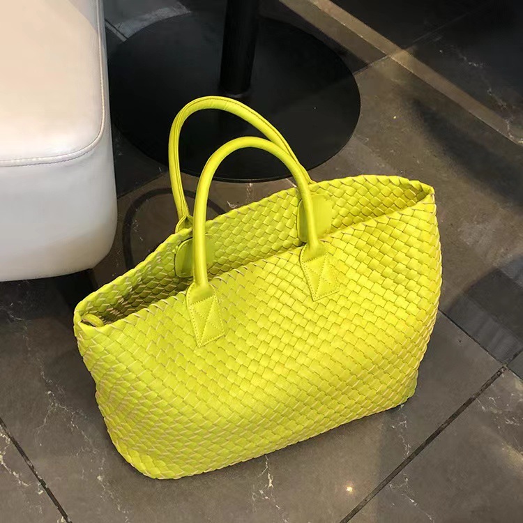 2025 new collection Hand Woven Handbag New Large Capacity Travel Bag For Women Shoulder Bag Autumn New Designer Bag Solid Color Simple Tote Bag