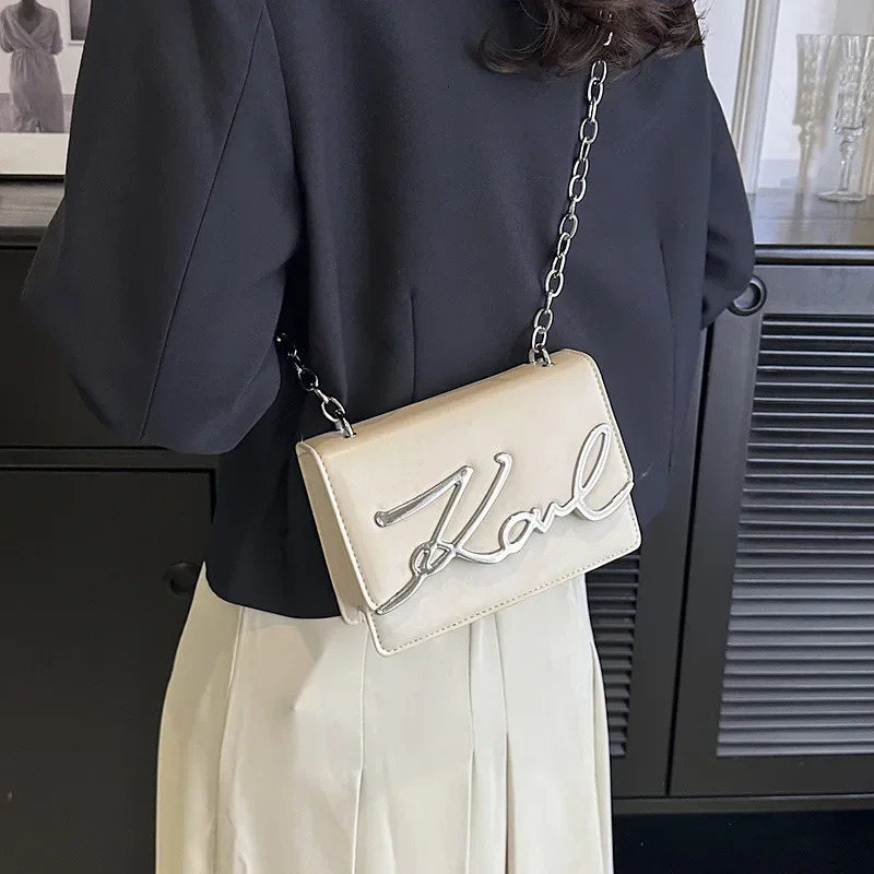Candy Colored Fashionable Ladies Chain Crossbody Bag Versatile Shoulder Bag PU Leather Medium Hardness Zipper Opening250909