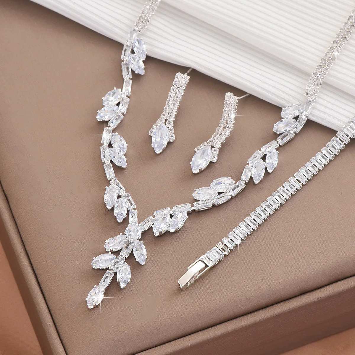 4PC Womens Fashion Leaf Necklace Earrings Bracelet Jewelry Set Suitable for Wedding Party Festival Gifts 250908 Z260313