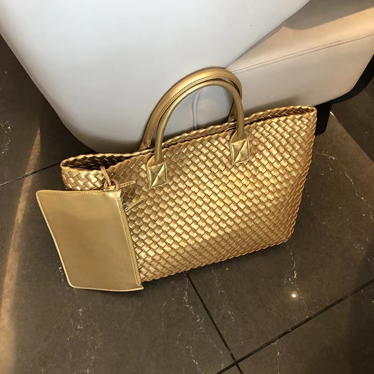 2025 new collection Hand Woven Handbag New Large Capacity Travel Bag For Women Shoulder Bag Autumn New Designer Bag Solid Color Simple Tote Bag