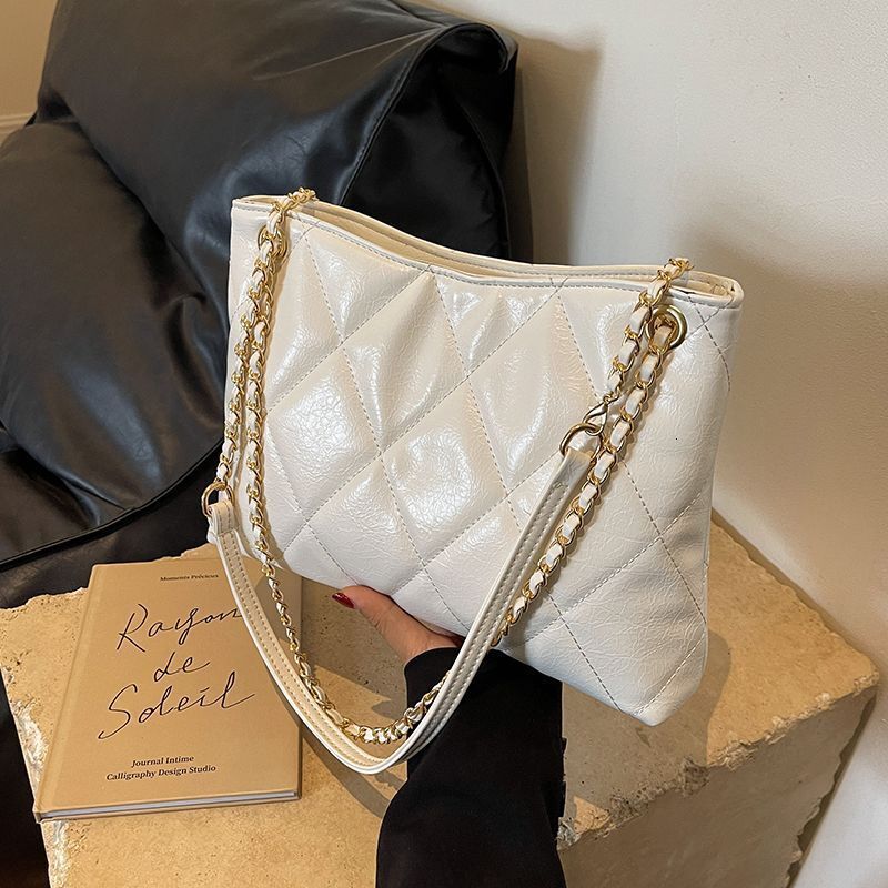 New Commuting Women's Crossbody Bag Niche Quilted Solid Color Exquisite Women's Shoulder Bag Chain Elegant And Fashionable design Autumn New